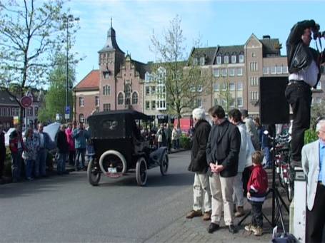 Kevelaer : Die ersten Oldtimer verlassen den Peter-Plümpe-Platz